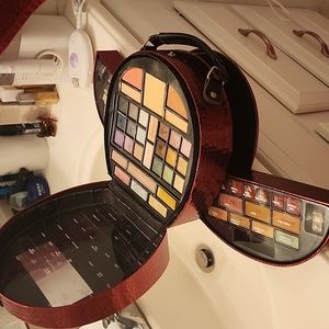 Metallic wine makeup